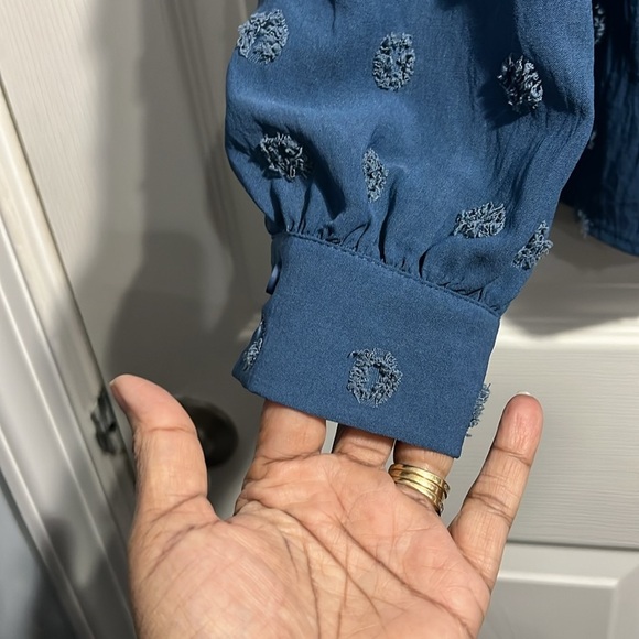 B Women’s Blue swiss dot button down top - Size Medium - Picture 3 of 5